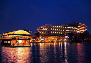 Cinnamon Lakeside